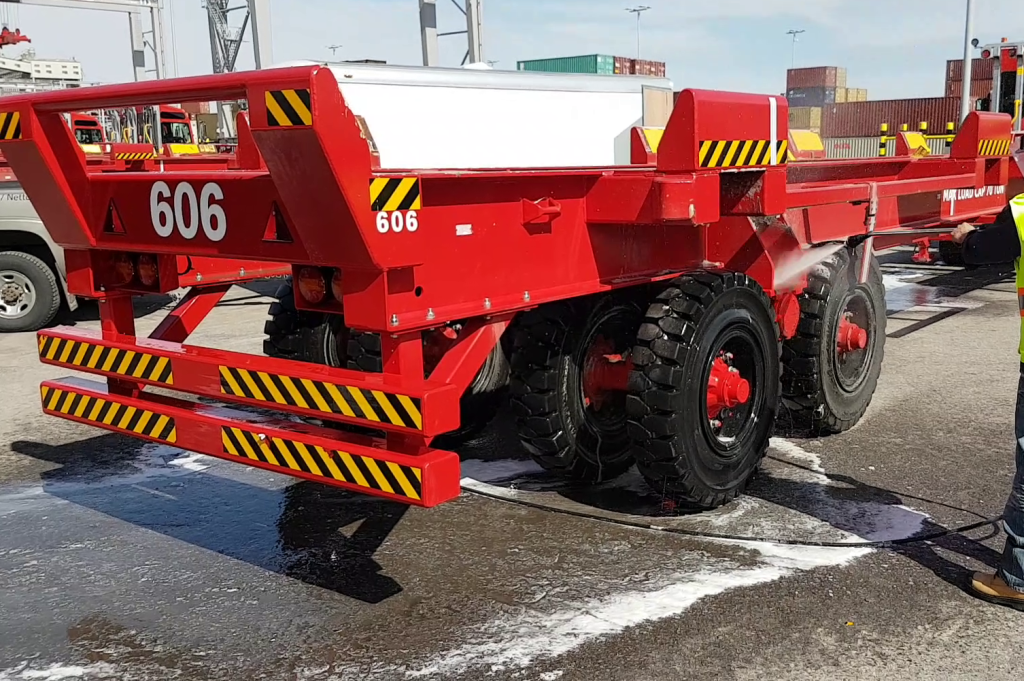 Lavage d'un camion industriel